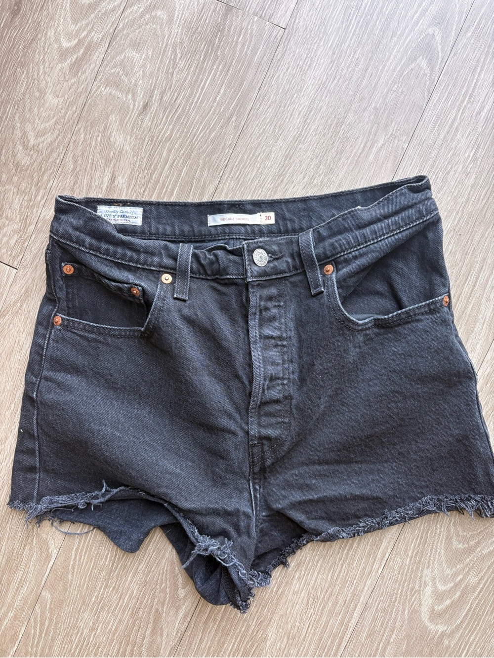 Black Raw-Hem Denim Shorts -Levi’s Ribcage
